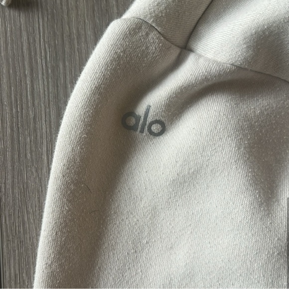 Alo | Stadium Cropped Hoodie - Picture 5 of 6